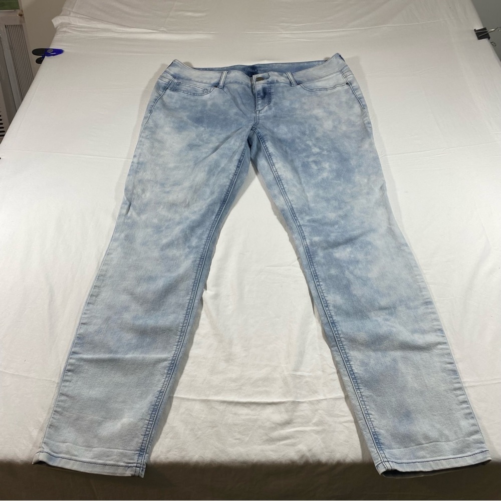 Maurices Bootcut White Wash Jeans High Rise XLG  Zip Woman’s Blue & Whit…